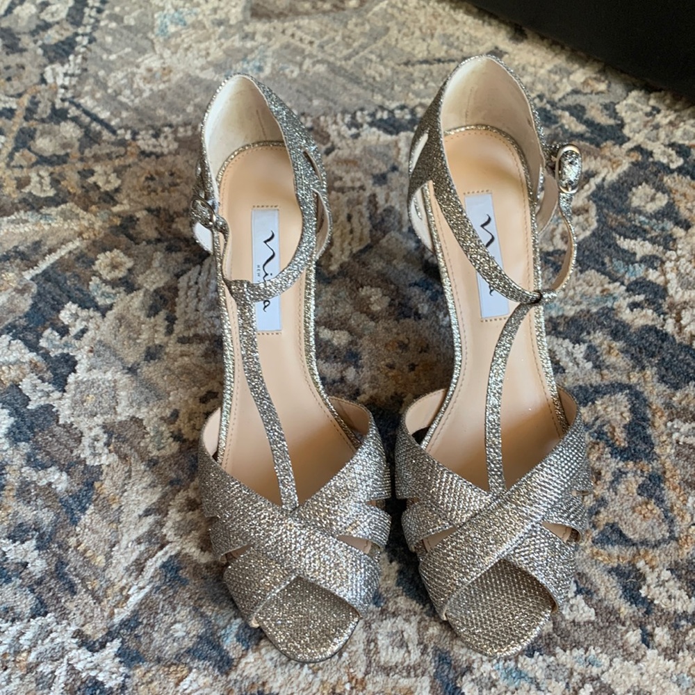 Nina New York silver T strap peep toe high heels size 8.5
